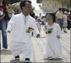 Chen Guilan, 70 cm, from the city of Shunde, China, married Li Tangyong, 67 cm in October 2007.