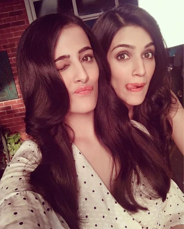 kriti nupur sanon bollywood sisters selfie