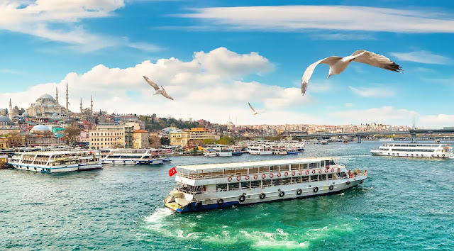 Vicino al Ponte sul Bosforo di Istanbul che collega i due continenti