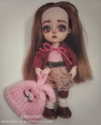 Wycieczka do biura./ Doll yearbook photo of Sandra