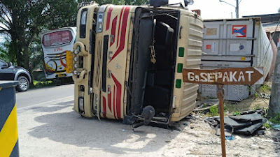 Truk Container Bermuatan Minyak Goreng Terbalik di Jalinsum, Payapasir