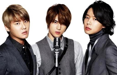 Foto de JYJ con un micrófono