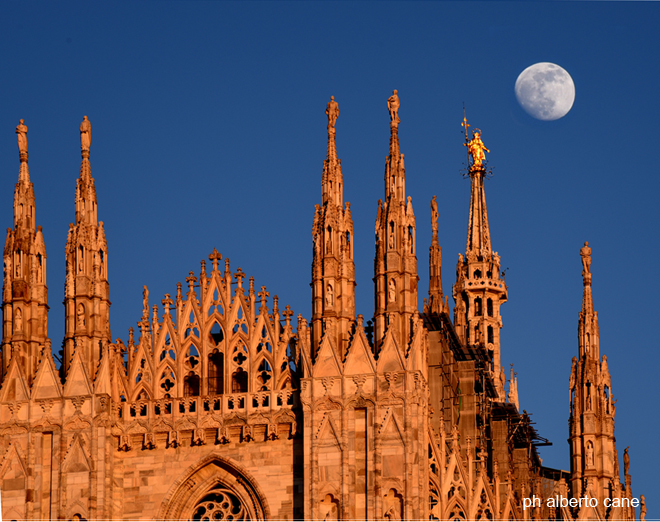 Milano, il duomo e la luna