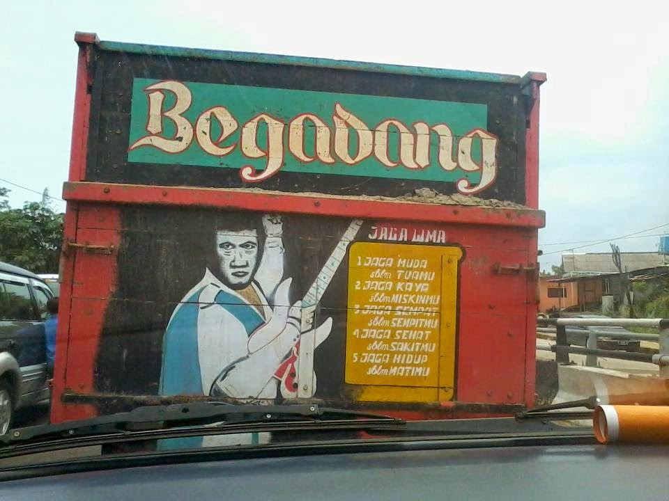 Kreatif Gambar dan Tulisan  Unik di  Belakang Truk  yang 