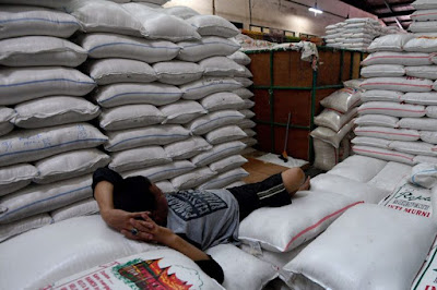 Ilustrasi: Pekerja beristirahat di atas tumpukan karung beras di Pasar Induk Beras Cipinang, Jakarta Timur, Jumat (19/1/2018). Pemerintah bakal mengimpor beras sebanyak 1 juta ton tahun 2021.(ANTARA FOTO/SIGID KURNIAWAN)