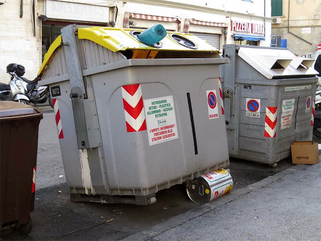 Dumpster resting on a tin can, via Maggi, Livorno