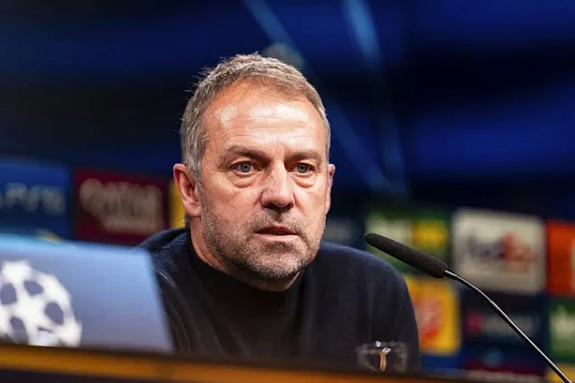 Le FC Barcelone intensifie sa recherche d'un arrière droit pour la saison prochaine, et la piste menant au Brésilien Vanderson de l'AS Monaco semble se concrétiser. Après un intérêt de longue date de la part de la direction sportive, l'entraîneur Hansi Flick aurait récemment donné son accord pour le recrutement du jeune latéral. Comme révélé précédemment, Deco, le directeur sportif du FC Barcelone, suit attentivement les performances de Vanderson depuis un certain temps. L'objectif serait de renforcer le couloir droit et d'apporter une concurrence saine à Jules Koundé. Selon des informations récentes, Hansi Flick aurait désormais validé cette piste, donnant son feu vert pour que le club catalan passe à l'action. Un profil prometteur évoluant en Ligue 1  Âgé de 23 ans (né le 25 juin 2001), Vanderson évolue à l'AS Monaco depuis son arrivée en janvier 2022. Sa progression constante et ses qualités offensives et défensives en font un profil attractif pour le Barça. La plateforme Transfermarkt évalue actuellement sa valeur marchande à environ 20 millions d'euros. Avec l'accord de l'entraîneur en poche, le FC Barcelone pourrait désormais accélérer les démarches pour tenter de conclure le transfert de Vanderson lors du prochain mercato estival. Reste à savoir si les deux clubs parviendront à s'entendre sur les modalités financières de l'opération. L'aval de Hansi Flick pour le recrutement de Vanderson constitue une avancée significative dans le dossier. Le FC Barcelone semble déterminé à renforcer son couloir droit avec le jeune Brésilien de l'AS Monaco, un transfert qui pourrait apporter une nouvelle dynamique à l'équipe catalane la saison prochaine.
