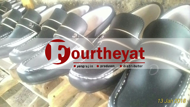  Pengrajin Sepatu  Cibaduyut Fourtheyat Pabrik Sepatu  