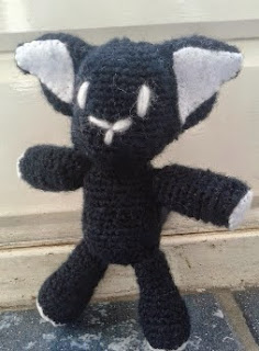 http://translate.google.es/translate?hl=es&sl=en&tl=es&u=http%3A%2F%2Frosemagwineverheap.deviantart.com%2Fart%2FFREE-PATTERN-Mr-Mew-Amigurumi-TWEWY-516192494