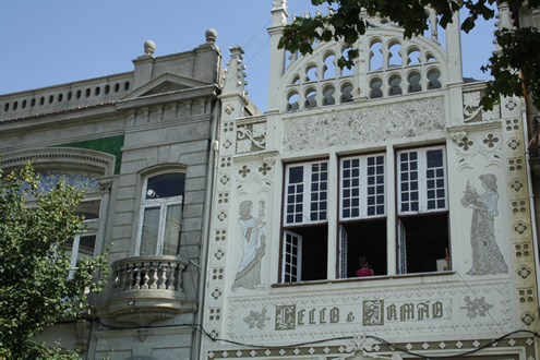 Creative guide to colorful Porto - Lello bookshop | Happy in Red