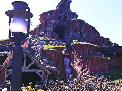 Splash Mountain Disneyland final drop rockslide mill front