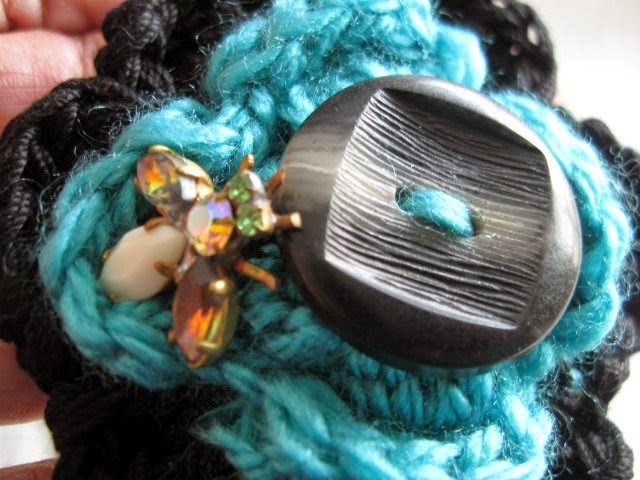 https://www.etsy.com/listing/194329045/crochet-brooch-black-and-turquoise-green?ref=shop_home_active_1