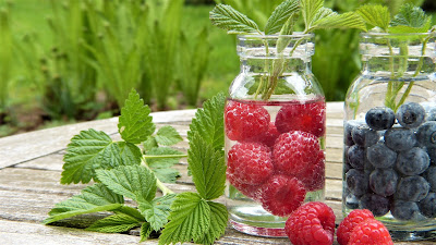 Agua y frutos rojos