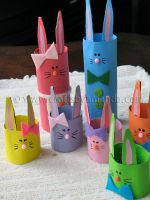 http://homemanualidades.net/conejos-de-pascuas-con-tubos-de-carton/