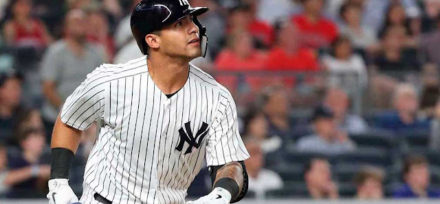 BÉISBOL: Umpire dictaminó que aficionado interfirió y decretaron out en jonrón de Gleyber Torres.