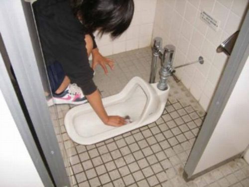 Inovasi Di Sekolah Jepang, Membersihkan Toilet Dengan Tangan Kosong [ www.BlogApaAja.com ]