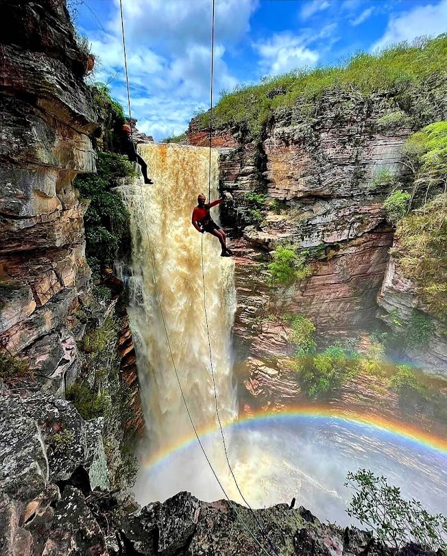 Rapel na Cachoeira do Buracão em Ibicoara (Foto: @ibicoara.aventura)