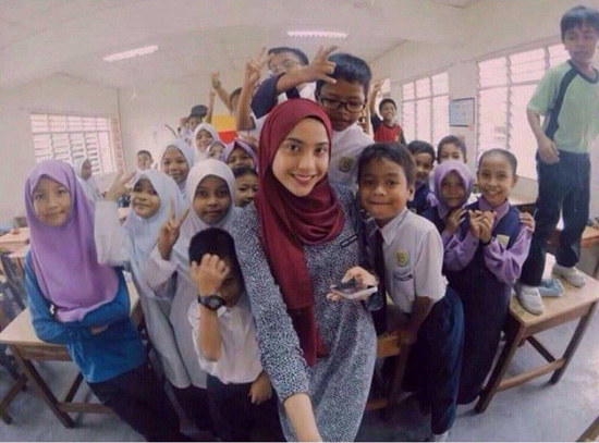 Cikgu Cantik Viral di Facebook