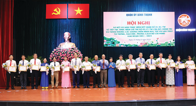 Đồng chí Võ Hoàng Phú, UVBTV Quận ủy, Trưởng Ban Tuyên giáo và đồng chí  Thái Thị Hồng Nga, UVBTV Quận ủy, Phó Chủ tịch UBND quận trao giấy khen  các gương điển hình. (Ảnh: AH)