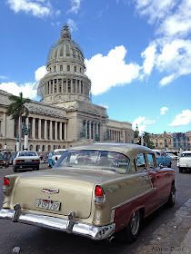 Vieille voiture passant devant le Capitolio