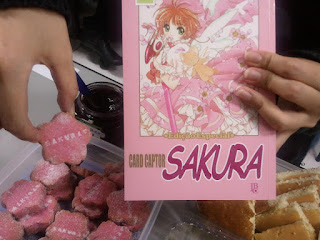 Ignorem o bolinho da Sakura ao lado.