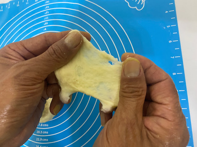 揉至8-10分鐘，揉到光滑後，取出一小塊麵團檢查岀膜情況，可拉出半透明狀薄膜即可。