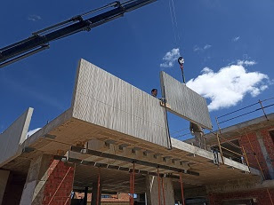 Panel-macizo-hormigón-12-cm-rayado-casa