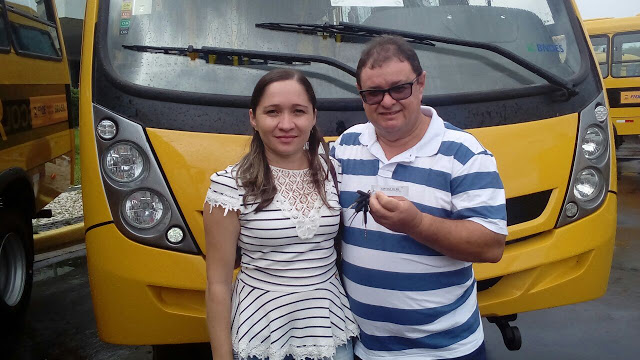 Prefeito e secretária de educação de Santana do Maranhão, recebem transporte escolar em São Luis