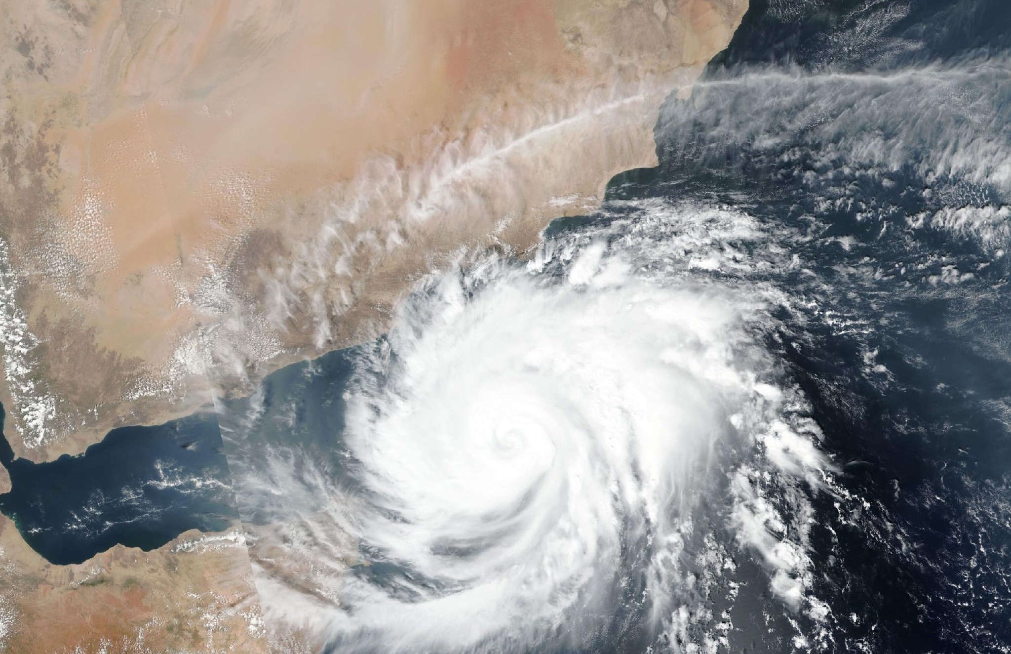 بحیرہ عرب میں موجود سمندری طوفان 'تیج' کی شدت میں اضافہ