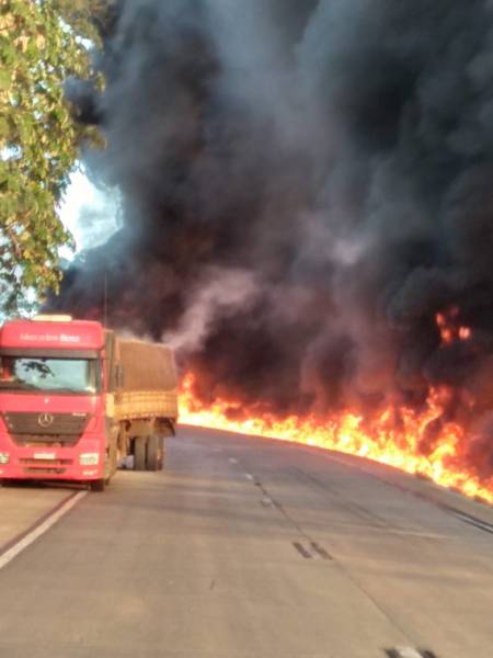 IMAGENS DRAMÁTICAS: caminhoneiros de Vilhena veem colega morrer carbonizado na BR 364 sem poder fazer nada