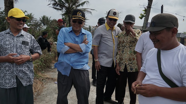 Opak Rendam Lahan Tani, Anggota DPR RI Gandung Pardiman Langsung Turun Membantu