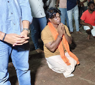 ಕಲ್ಲಾಪು, ಬುರ್ದುಗೋಳಿ ಗುಳಿಗ-ಕೊರಗಜ್ಜ ಉದ್ಭವ ಶಿಲೆಯ ಆದಿಸ್ಥಳಕ್ಕೆ ನಟ ವಿಜಯ್