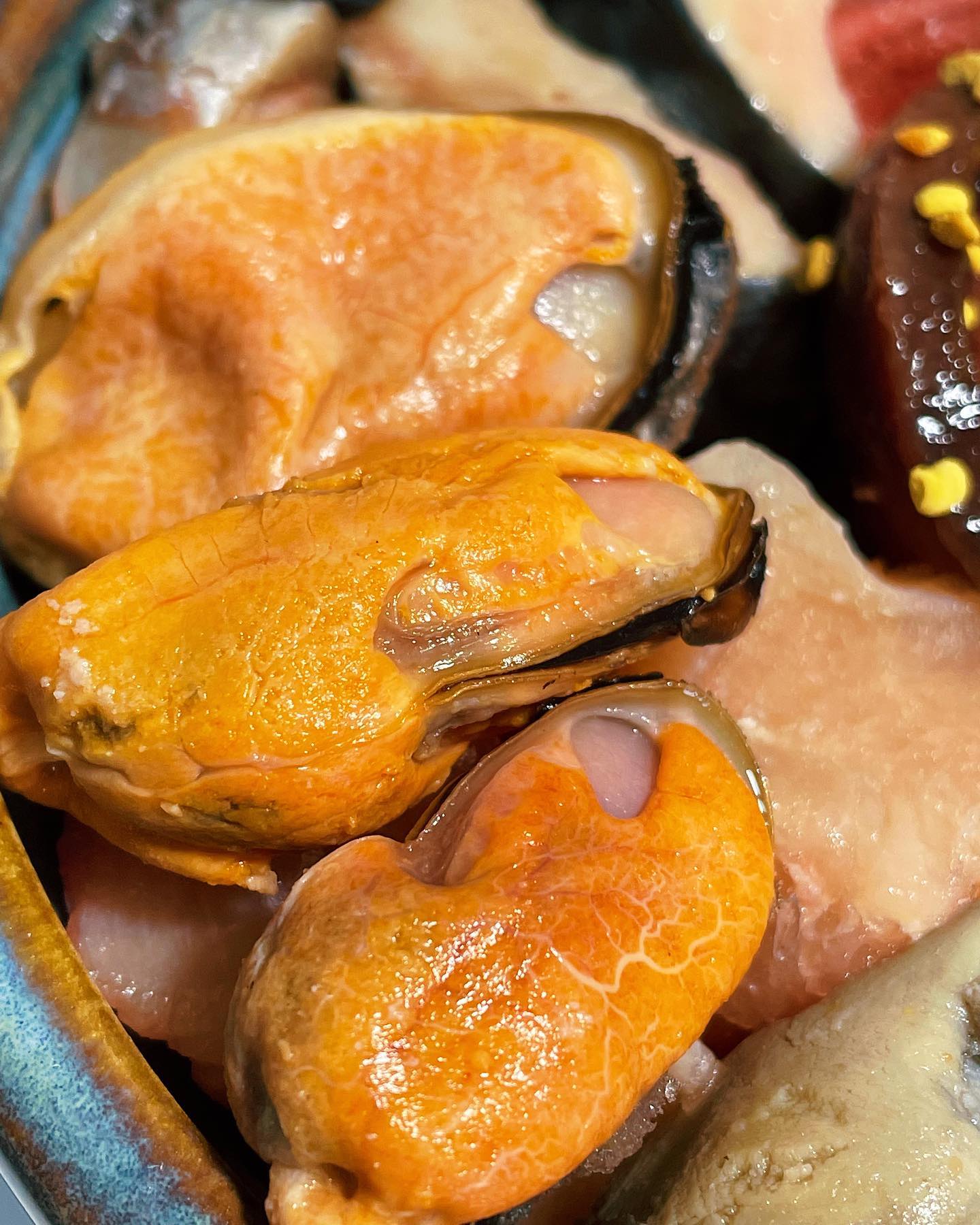 close up photo of steamed mussels