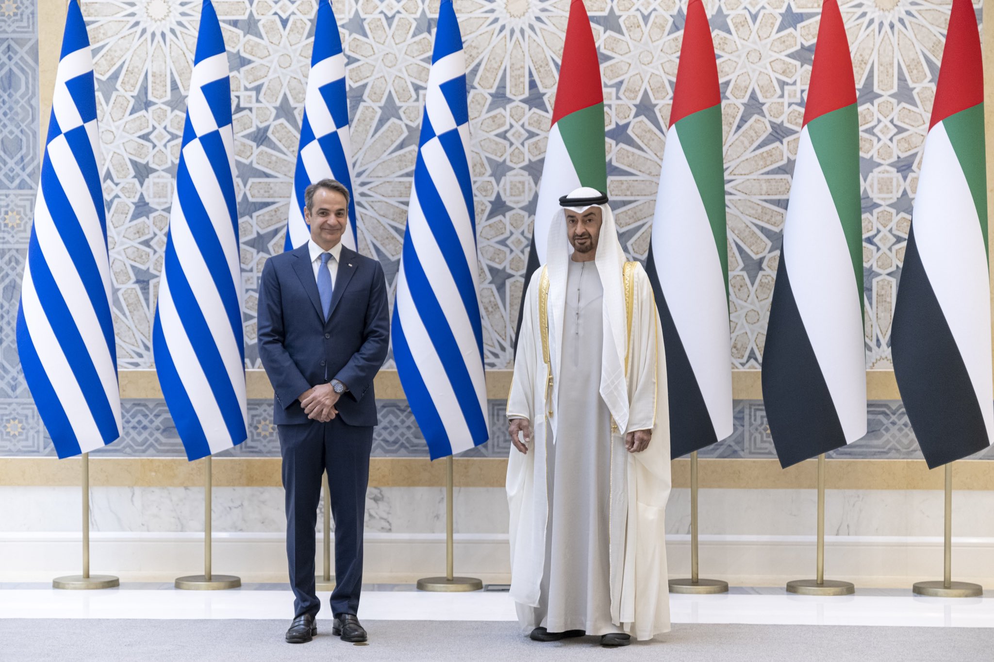 عالم أخبار الإمارات UAE محمد بن زايد ورئيس وزراء اليونان يبحثان الشراكة الاستراتيجية والتطورات الإقليمية والدولية