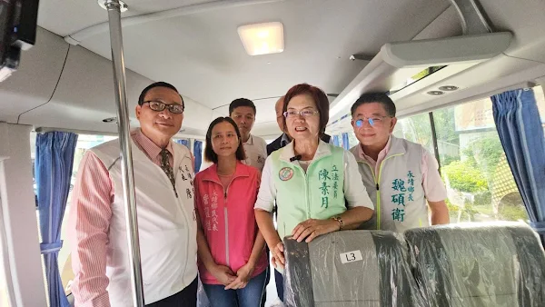 ▲這輛由交通部公路局補助、鄉長魏碩衛團隊及立法委員陳素月共同爭取的幸福巴士，在鄉親引頸期盼下正式亮相，象徵永靖將隨著幸福巴士的運行，迎向更加便利與幸福的未來。（記者林明佑攝）