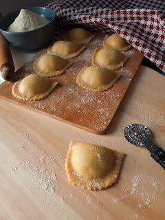 RAVIOLI DI RICOTTA CON SPECK E NOCI, ravioloni, ravioli di ricotta, pasta fresca, pasta all'uovo, ricette, salati pizza e rustici, 