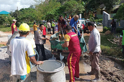  Kapolres Lingga bersama Personil dan Masyarakat Gotong Royong Memperbaiki Jalan