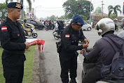 Brimob Kalbar Bagi-bagi Bendera Merah Putih Peringati Kemerdekaan