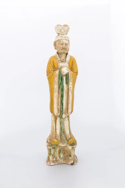Ταφικό ειδώλιο αξιωματούχου που κρατά δέλτο, πηλός με εφυάλωση, γραπτή διακόσμηση και ίχνη επιχρύσωσης, Χεμπέι ή Χενάν, Τανγκ, πρώτο μισό 8ου αιώνα μ.Χ., ύψος 74,5 εκ. / Μουσείο Μπενάκη 2225, δωρεά Γεώργιου Ευμορφόπουλου
