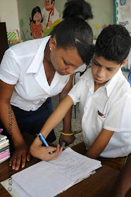 Una estudiante de pedagogía (I) asesora a un alumno de la escuela especial Solidaridad con Panamá, en La Habana,  Cuba, el 9 de septiembre de 2014. 