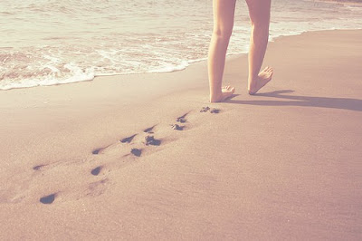 footprints in the sand_beach