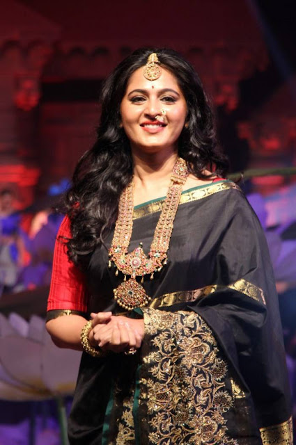 Anushka Shetty cute Smiling pics in Black Saree