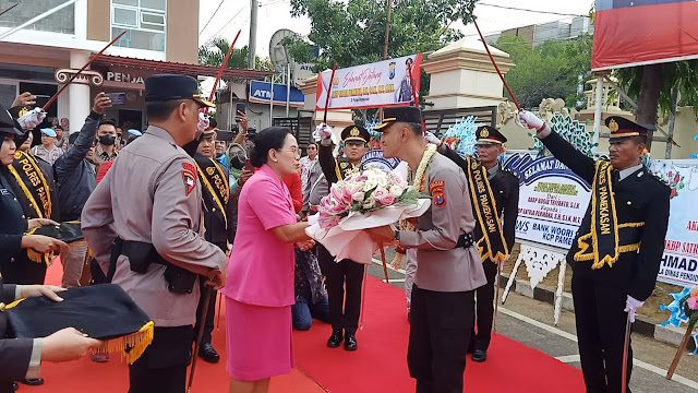 Polres Pemekasan Gelar Upacara Sambut Kapolres Pemekasan Yang Baru 