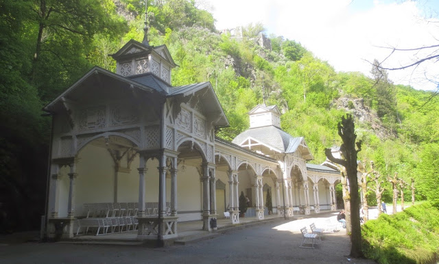 Bad Berneck: Kurpark mit den neuen Kolonnaden