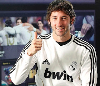 Esteban Granero with the Real Madrid shirt in an interview