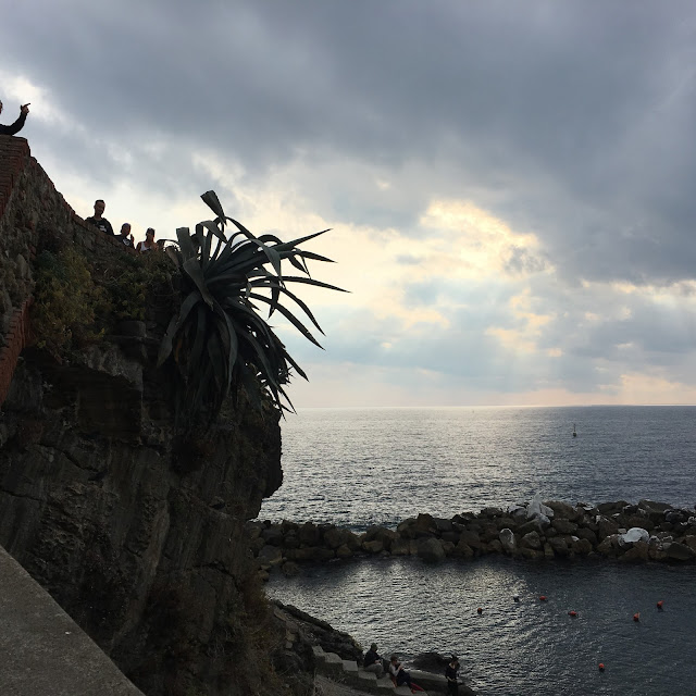 pink outfit, Italian coast, cinque terre, travel blogger, travel to cinque terre, fashion blogger, fashion blogger in italy, where to travel in italy, best fashion and travel blogger, fashion blogger on budget