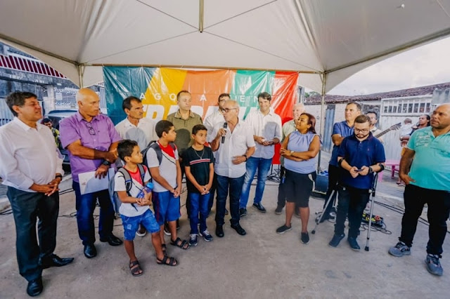 Cícero Lucena entrega pavimentação de vias em Mumbaba e moradores comemoram conquista