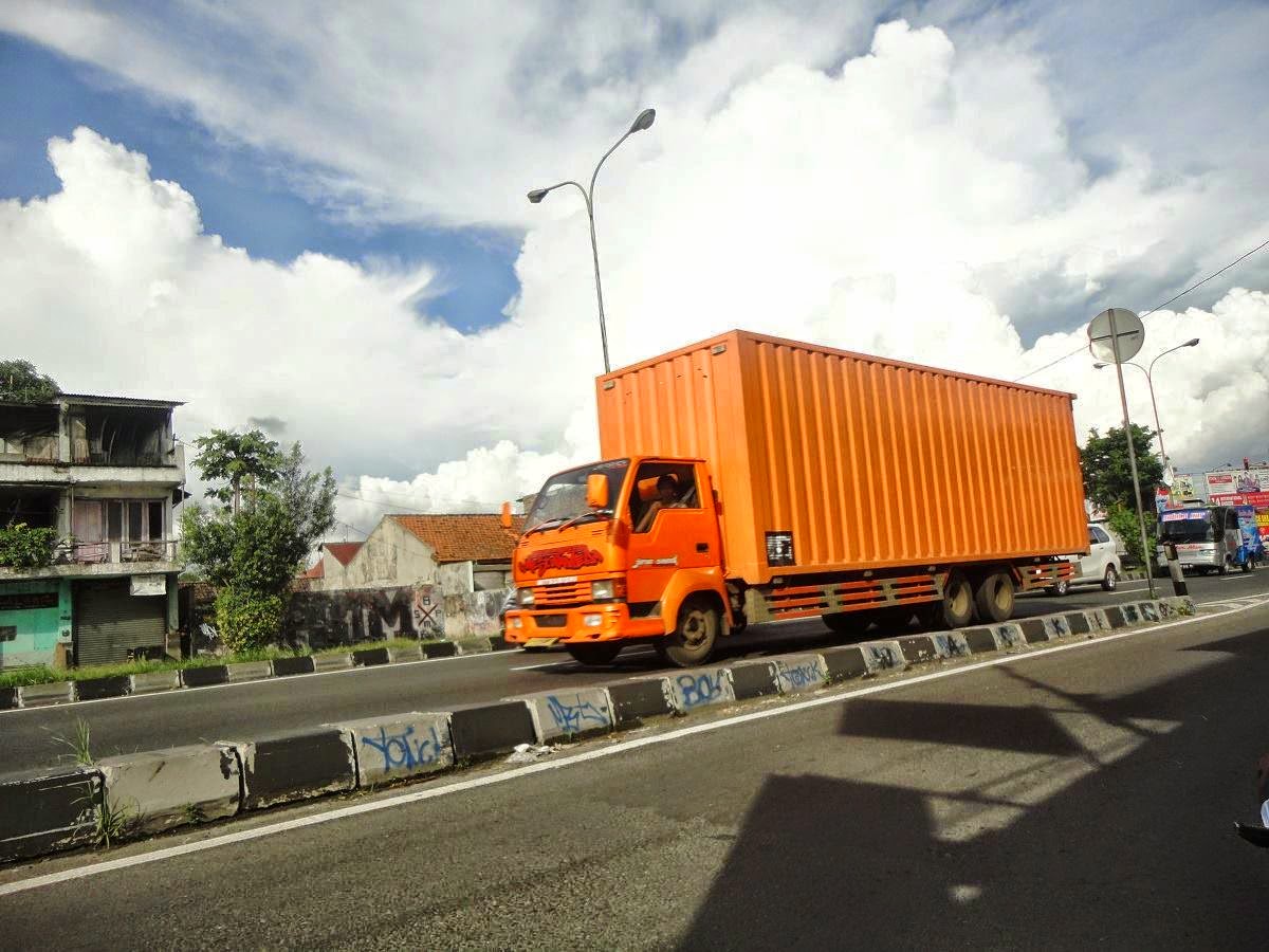 Modifikasi Truck Mitsubishi Colt Diesel Tronton 10 Roda