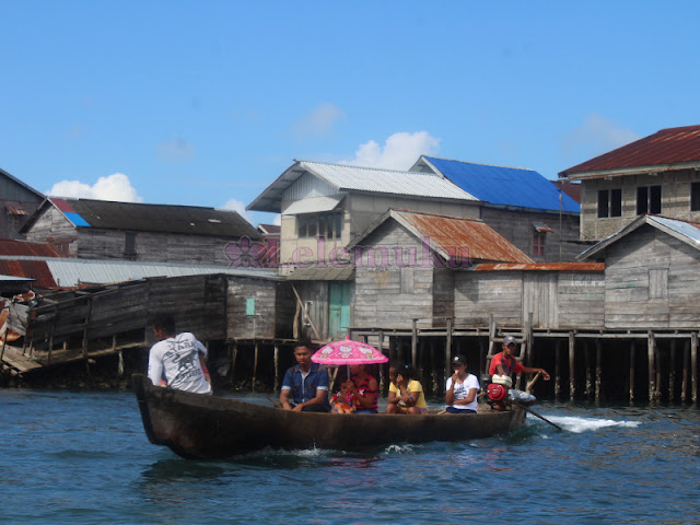 Perahu Penyeberangan Warga antara Kota Larat - Siwahan