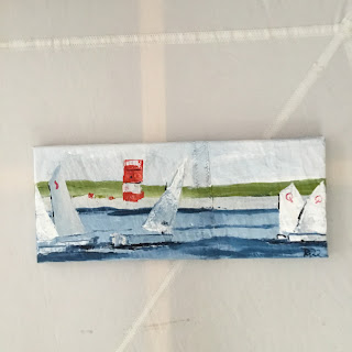 Regatta mit Optimisten vor Helgoland. Hochseeinsel mit kleinen Segelbooten.